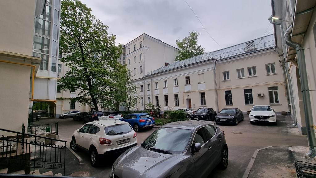 Двор с деревом