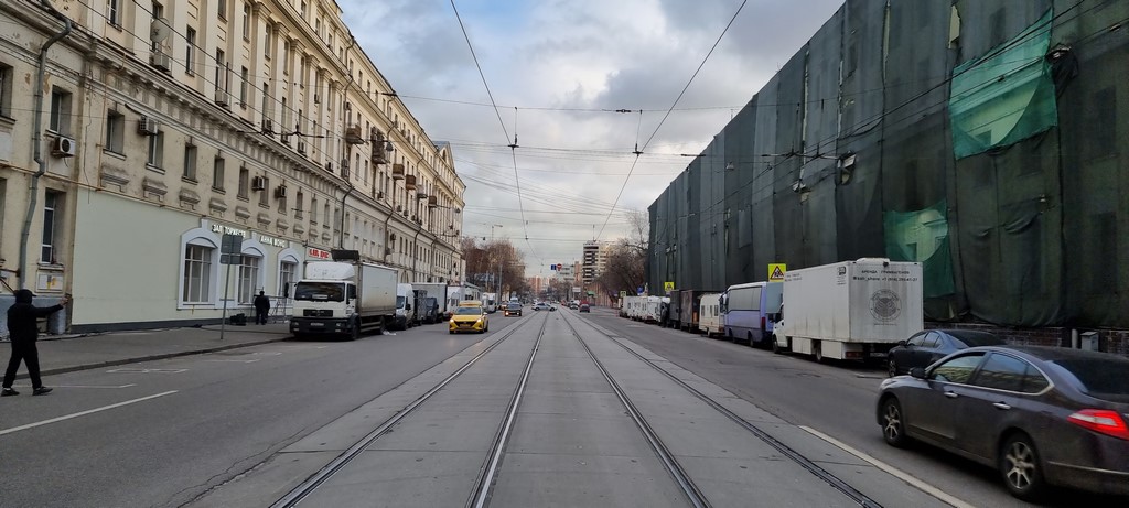 Два каравана киношников на Красноказарменной